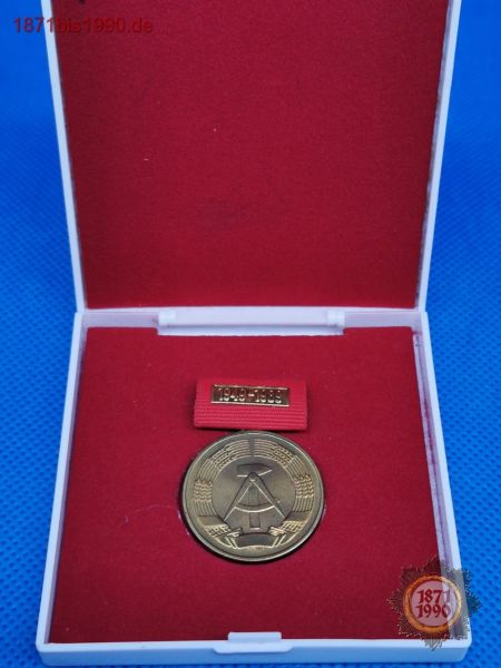 Ehrenmedaille zum 40. Jahrestag der Deutschen Demokratischen Republik im Verleihungsetui