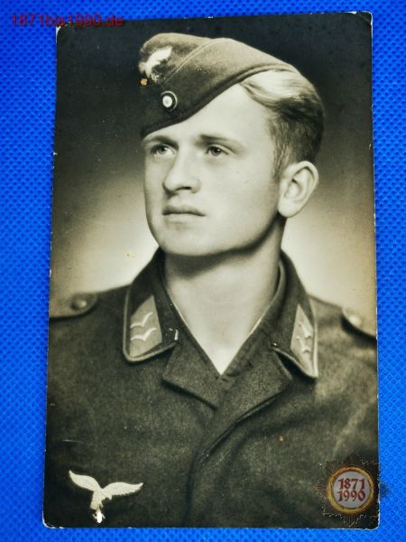 Studioportrait eines Wehrmachtssoldaten der Luftwaffe