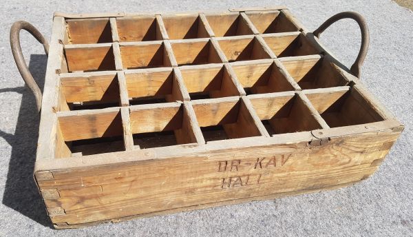 alter Getränkekasten aus Holz, DR-KAV HALLE