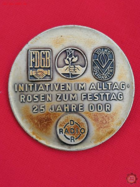Plakette, Initiativen im Alltag - Rosen zum Festtag 25 Jahre DDR