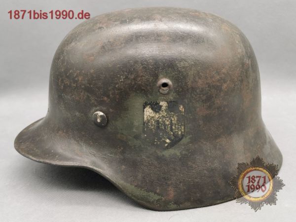 Stahlhelm M35 Wehrmacht Heer, 2 Abzeichen
