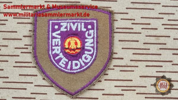 Aufnäher Zivilverteidigung der DDR, graugrün, gesticktes ZV-Emblem