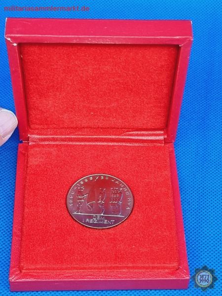 Medaille, 1956-1986 30 Jahre NVA, DEM 1. REGIMENT, Im Etui (Kunstleder).