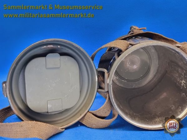 M38 Gasmaskendose mit Beriemung, Wehrmacht, leer