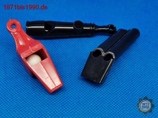 3 DDR Trillerpfeifen, Militär, Sport, Strafvollzug, Schaffner, Signalpfeife