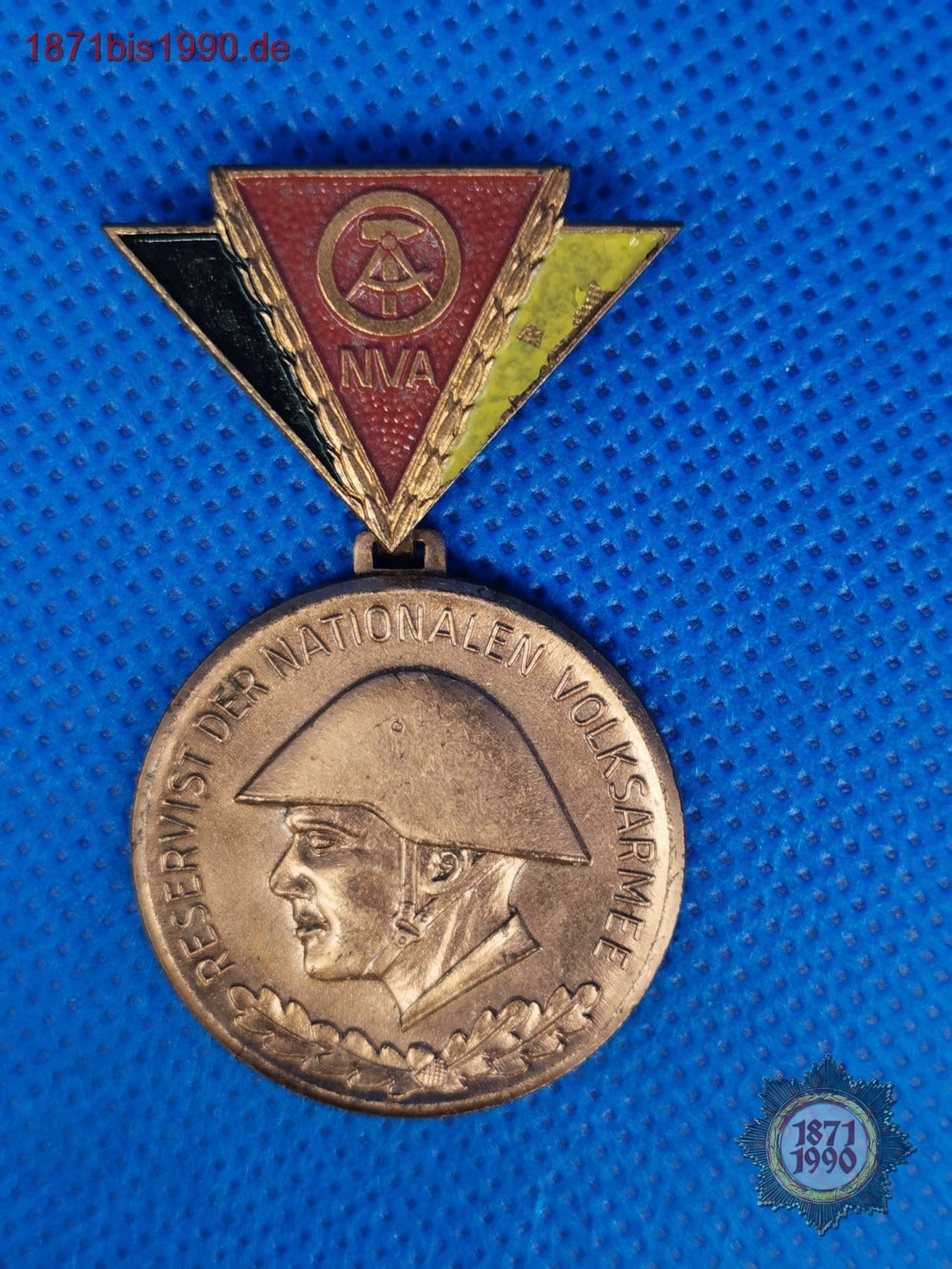 hier in Bronze NVA Reservistenabzeichen aus den 60er Jahren ungetragen 