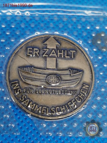 Er zahlt für Seenotrettung ins Sammelschiffchen. DGzRS Dankestaler. Sammelmünze