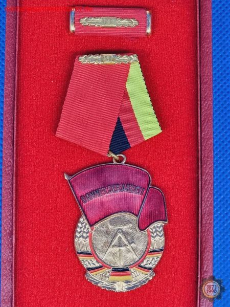 Ehrenmedaille, Banner der Arbeit, Stufe II, Medaille an Bandspange, DDR, Orden
