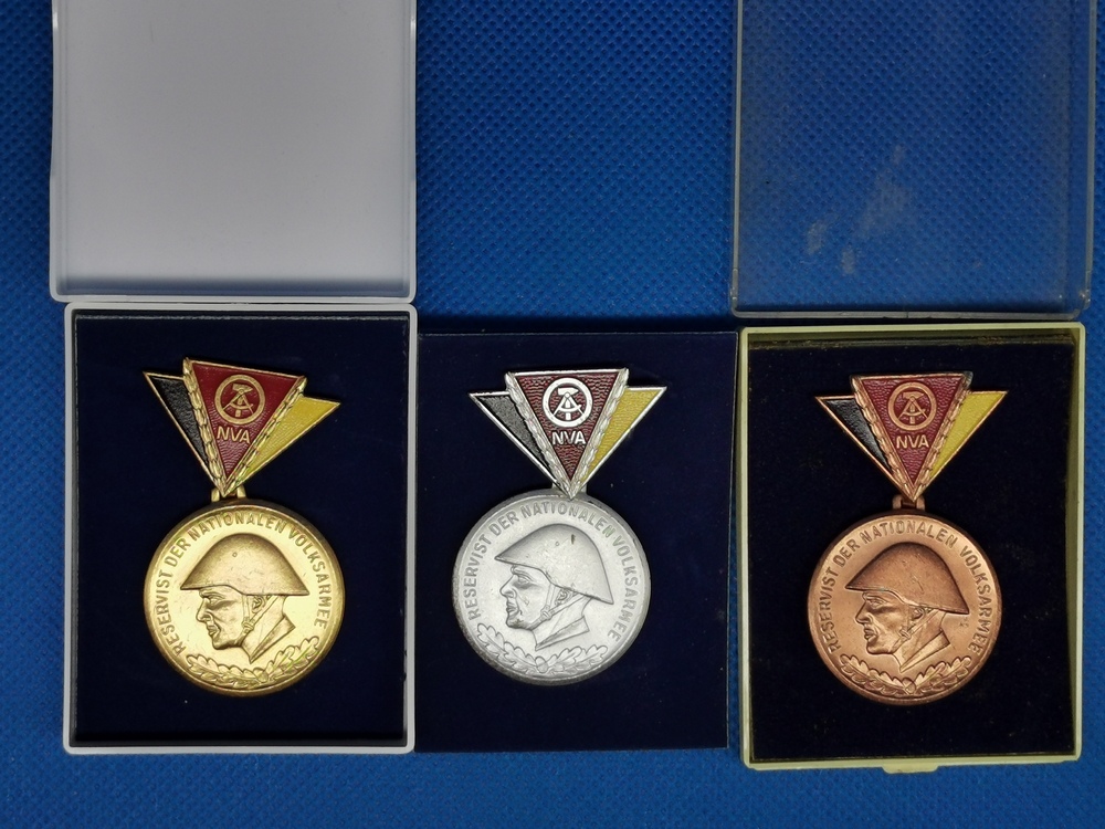 ungetragen NVA Reservistenabzeichen aus den 60er Jahren hier in Bronze 