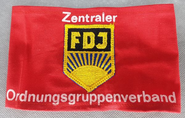FDJ Zentraler Ordnungsgruppenverband, Armbinde aus Stoff mit gesticktem Logo, DDR