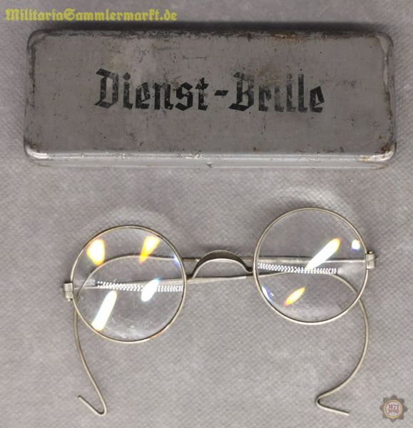 Dienst-Brille mit Blechschachtel und Rezept