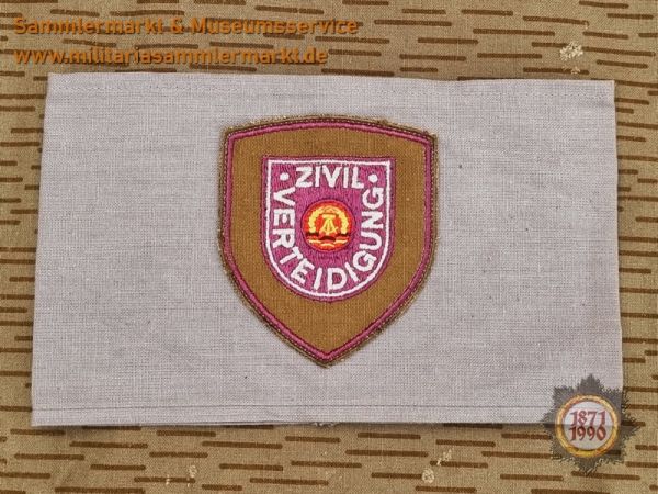 Armbinde Zivilverteidigung der DDR, grau, aufgenähtes gesticktes ZV-Emblem