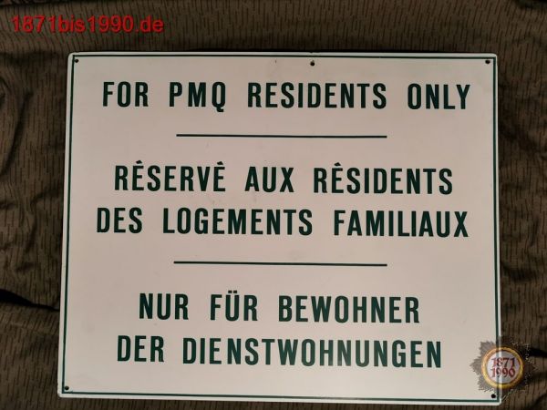 Schild: Nur für Bewohner der Dienstwohnungen, in drei Sprachen