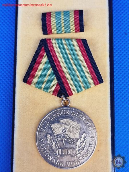 Medaille, FÜR TREUE DIENSTE, NATIONALE VOLKSARMEE, 15 Jahre, NVA, im Etui