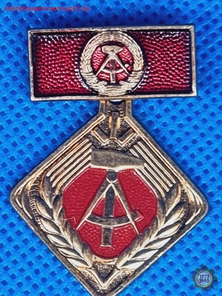 Ehrenmedaille, Aktivist der sozialistischen Arbeit, Medaille an Spange, DDR, Orden