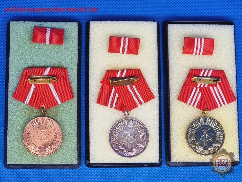 DDR Medaille Treue Dienste Kampfgruppe komplett gold silber bronze 25 Jahre gold 